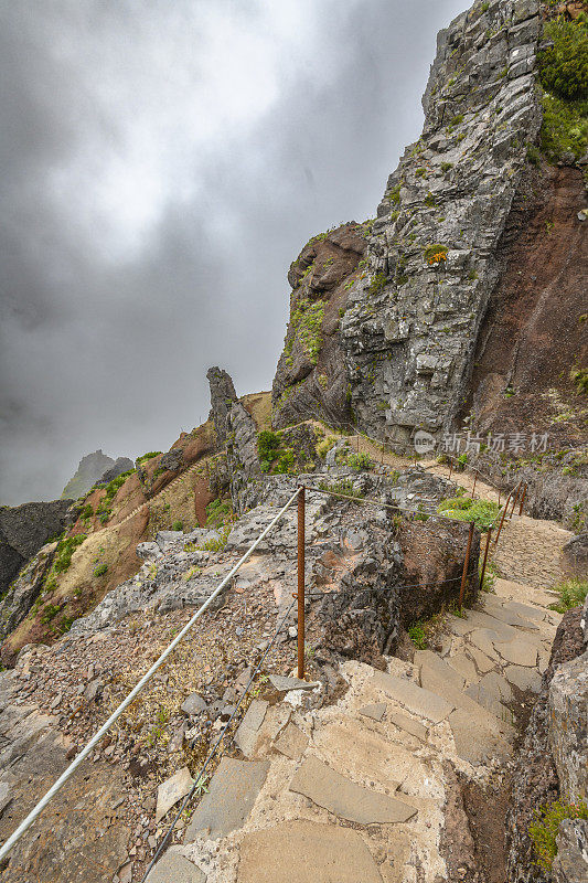 Vereda do Areeiro - Pico Ruivo是马德拉岛最高山脉上的一条受欢迎的步道